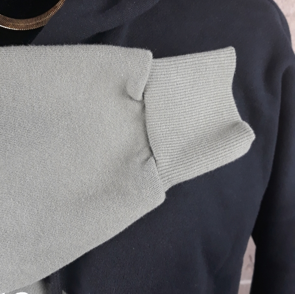 Women's Fila Crop Hoodie - Picture 4 of 7